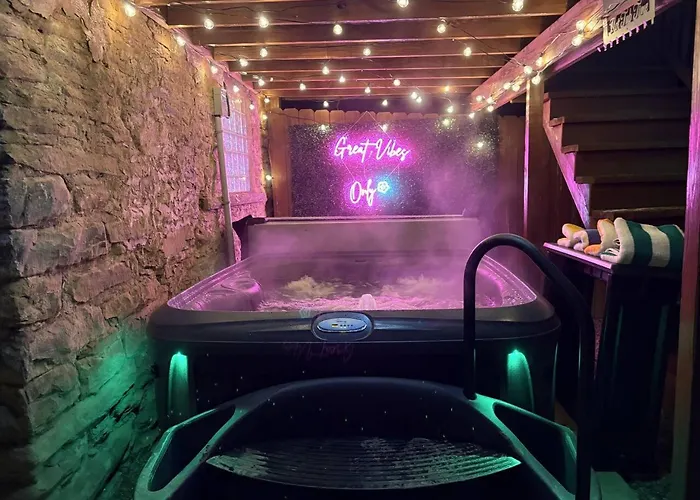 Hot Tub W/6 Beds 2 Bath Games & Huge Backyard Holiday home