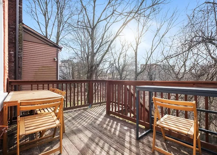 Hot Tub W/6 Beds 2 Bath Games & Huge Backyard *