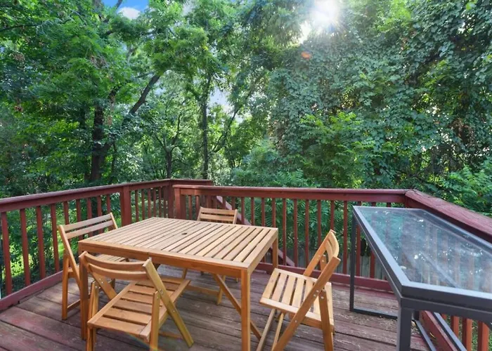 Hot Tub W/6 Beds 2 Bath Games & Huge Backyard Holiday home *