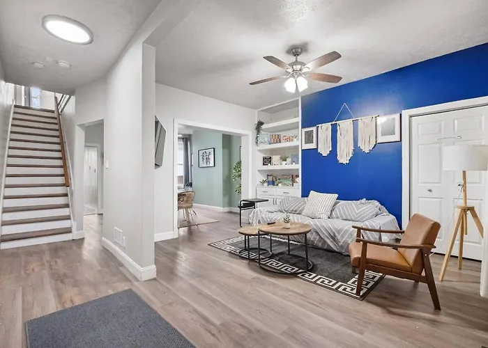 Hot Tub W/6 Beds 2 Bath Games & Huge Backyard Holiday home