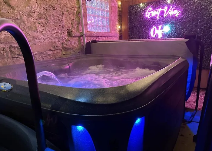 Holiday home Hot Tub W/6 Beds 2 Bath Games & Huge Backyard Pittsburgh
