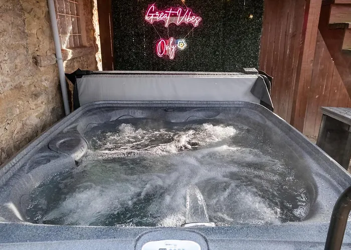 Hot Tub W/6 Beds 2 Bath Games & Huge Backyard *
