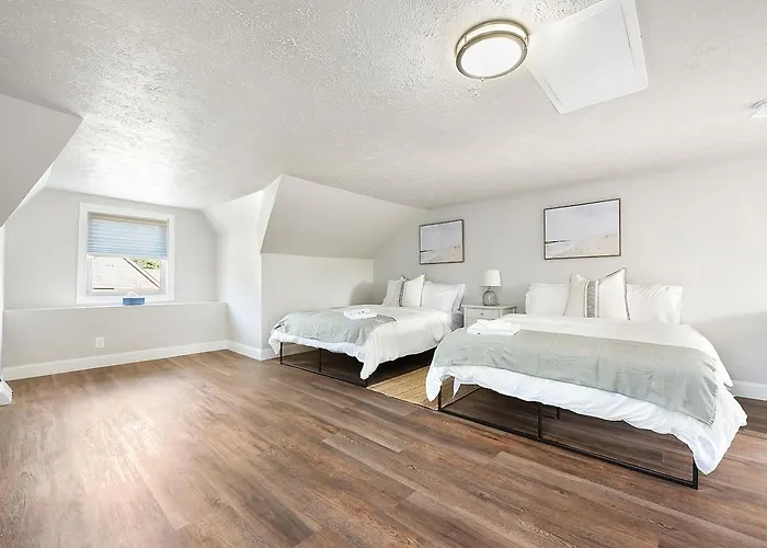 Hot Tub W/6 Beds 2 Bath Games & Huge Backyard